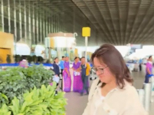 मुंबई एयरपोर्ट पर दिखे सनी और पूजा देओल:  बेटे की शादी के बाद अब साथ दिखा कपल; सनी पैपराजी से बोले- थोड़ी देर छोड़ दो यार