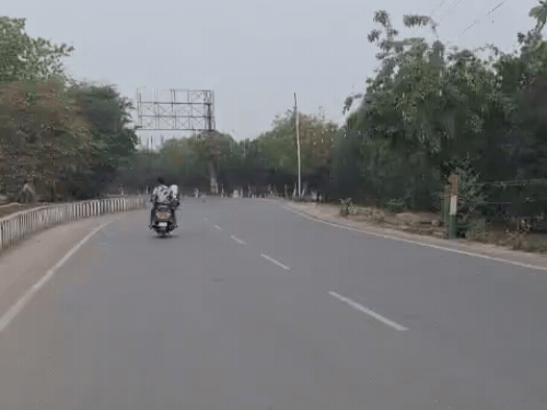 भीषण गर्मी की वजह से दोपहर में सड़कों पर सन्नाटे जैसी स्थिति है।