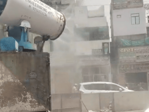 गर्मी से राहत के लिए नगर निगम द्वारा शहर की सड़कों पर पानी की बौछार करवाई जा रही है।