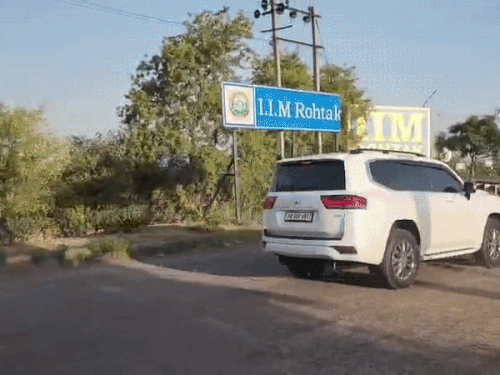 रोहतक जेल से बाहर आने पर सिरसा आते हुए राम रहीम।