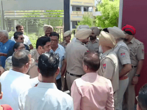 बूथ के आसपास मौजूद लोगों और समर्थकों को वहां से हटा दिया।