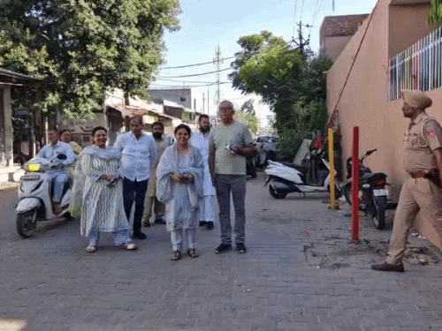 खन्ना में वोट डालने पहुंच रहे लोग।