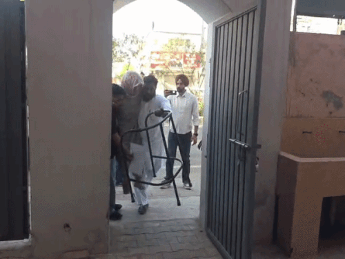 समराला में बुजुर्ग महिला वोट करने पहुंची लेकिन उन्हें व्हील चेयर नहीं मिला जिस कारण उनके परिजन उसे गोद में उठाकर ले जाते हुए।
