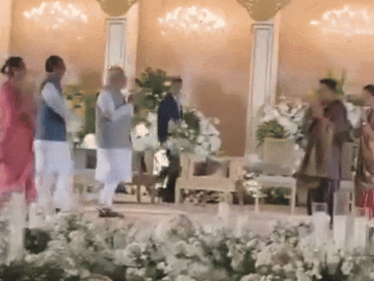 दिल्ली में शिवराज सिंह चौहान के बेटे कार्तिकेय और बहू अमानत को आशीर्वाद देते पीएम नरेंद्र मोदी।