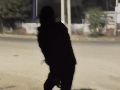 महिला थाने के बाहर से विस्फोटक सामग्री फेंकते हुए खारिया निवासी युवक।