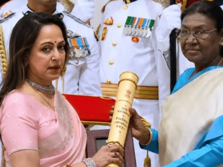 धर्मेंद्र वहां मौजूद थे, हाथ थामे हुए थे:  पद्म पुरस्कार लेकर हेमा मालिनी हुईं भावुक, कहा- बहुत ख्याल रखने वाले पति थे, यादों से आंखें नम हो गईं