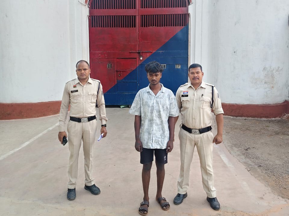 चोरी करने, जान से मारने की धमकी देने वाले आरोपी को पुलिस ने गितफ़्तार कर लिया है