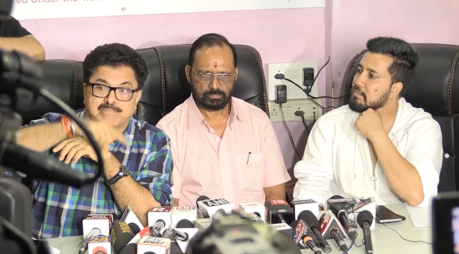 मामले के बाद मीका सिंह, FWICE प्रेसिडेंट BN तिवारी (बीच में) और IFTDA प्रेसिडेंट अशोक पंडित (दाएं) से मिले थे। तीनों ने प्रेस कॉन्फ्रेंस की, जिसके बाद बैन हटा दिया गया था।