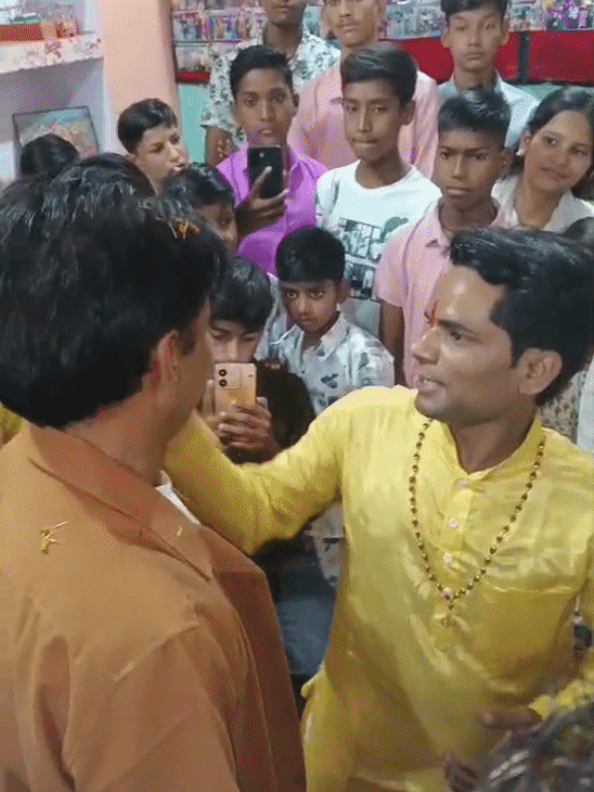 બાળકોના પરિવારજનોને મળીને રાજપાલ યાદવે કહ્યું- 'આ સ્નેહની કિંમત અમૂલ્ય છે.'