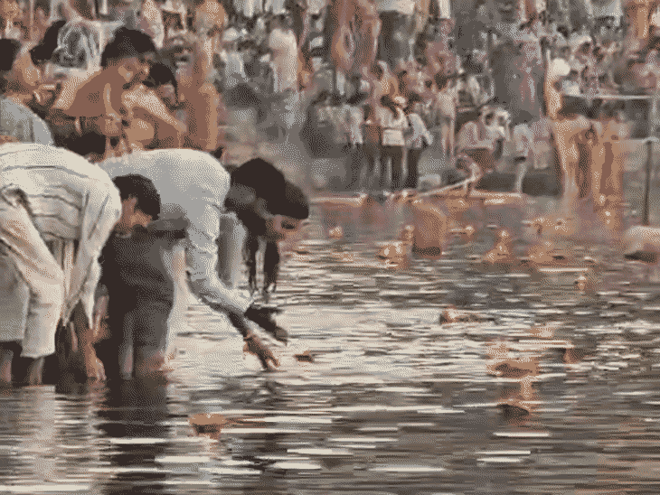 बड़ी संख्या में श्रद्धालुओं ने रामघाट पर दीप प्रवाहित किए