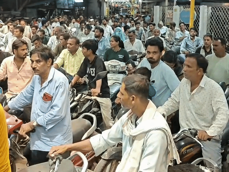 करीब दो घंटे तक भारत पेट्रोलियम पंप पर वाहनों की कतार लगी रही।