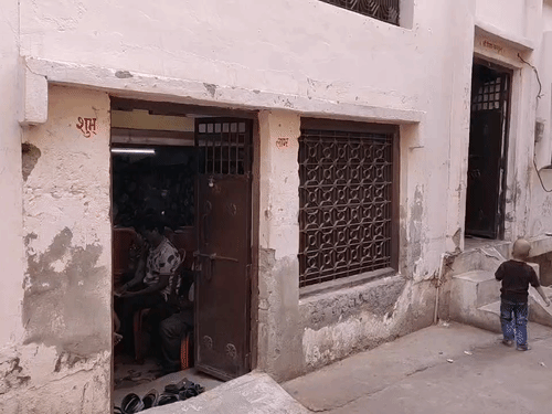 कुनाल के घर पर सन्नाटा पसरा है। घर पर रिश्तेदारों का आना-जाना लगा है।