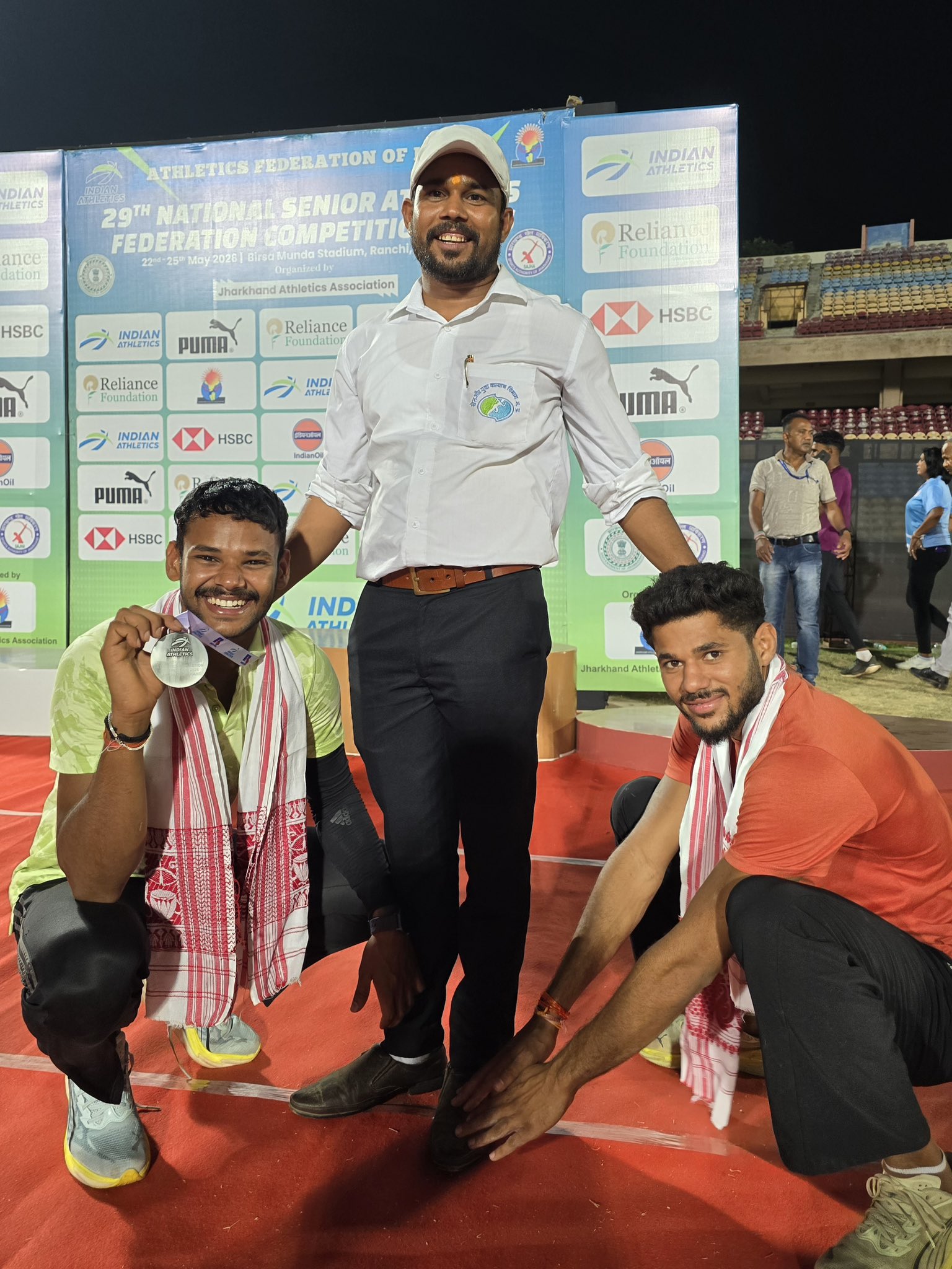 कोच घनश्याम यादव के साथ देव मीणा और कुलदीप कुमार।