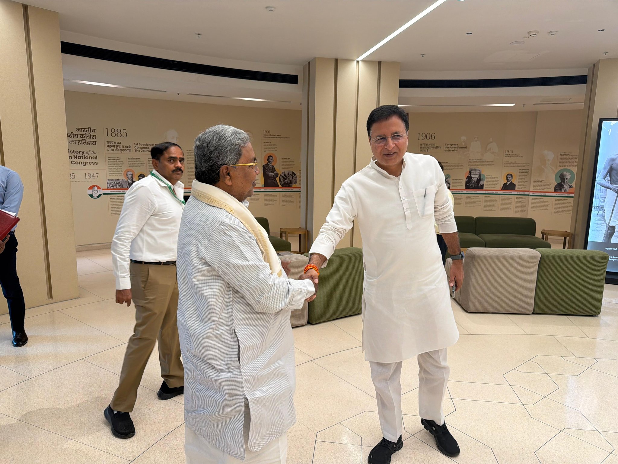कर्नाटकचे मुख्यमंत्री सिद्धरामय्या आणि कर्नाटकचे काँग्रेस प्रभारी रणदीप सिंग सुरजेवाला.