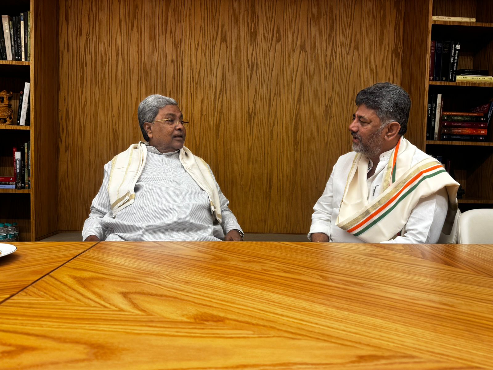 कर्नाटकचे मुख्यमंत्री सिद्धरामय्या आणि उपमुख्यमंत्री डी.के. शिवकुमार.