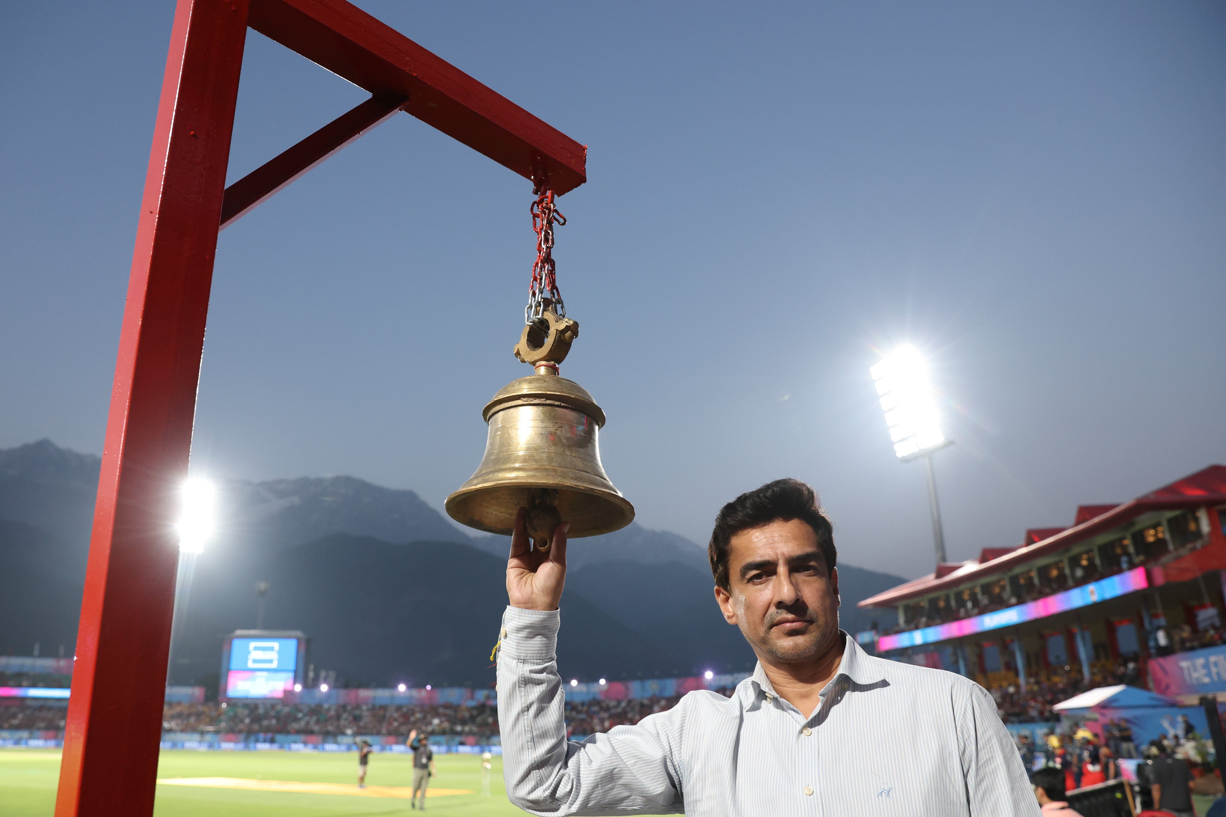 मन्हास ने बेल बजाकर धर्मशाला में मैच शुरु होने की घोषणा की।