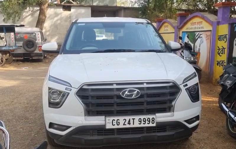 कार से 65 लाख रुपए से अधिक कैश बरामद किए गए।