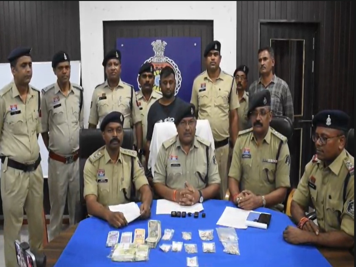 आरोपी को ट्रांजिट रिमांड पर दुर्ग लाया गया है, यहां उससे आगे पूछताछ जारी है।