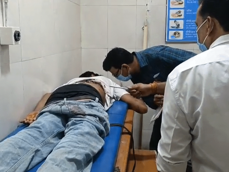 जिला अस्पताल में प्राथमिक इलाज के बाद दोनों को ग्वालियर रैफर कर दिया गया।