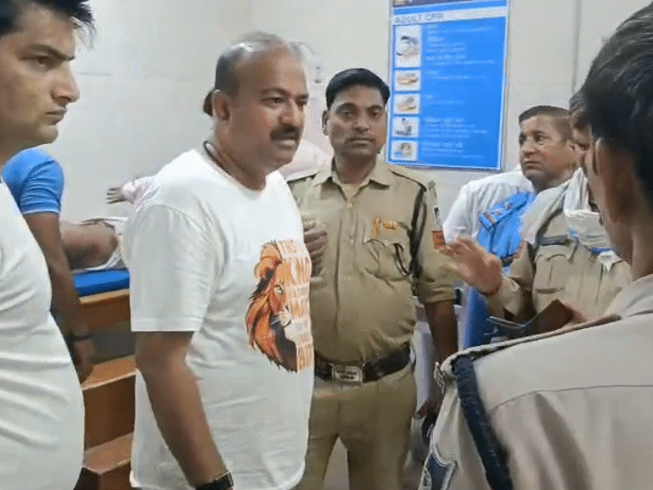 पुलिस ने दोनों छात्रों के बयान दर्ज कर लिए हैं।