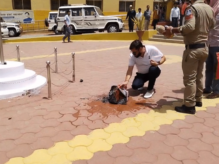 पुलिस ने रामचरित मानस में लगी आग को पानी डालकर बुझाया