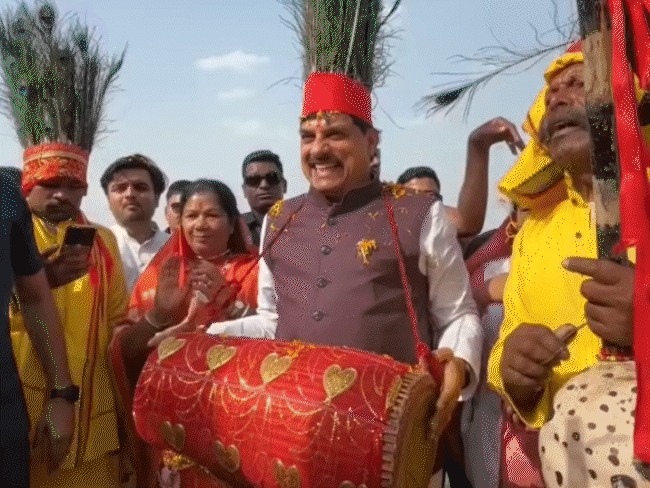 सतना में जीतू पटवारी का सीएम डॉ. मोहन यादव पर तालियां बजवाकर तंज।