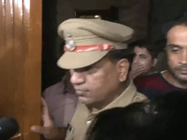 सोमवार शाम करीब साढ़े सात बजे एसआईटी की टीम समर्थ सिंह के घर पहुंची.