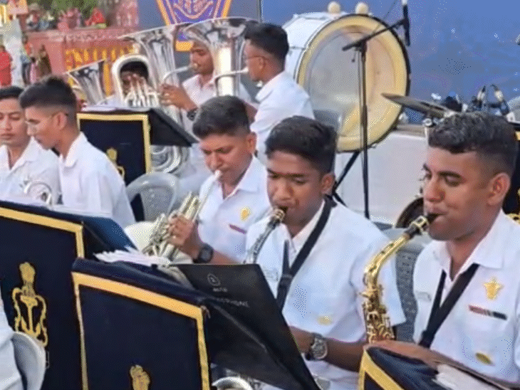 यह पहली बार है जब नेवी बैंड ने गंगा दशहरा कार्यक्रम में प्रदर्शन किया है