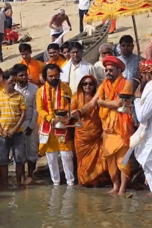 काशी में साधु-सतों ने गंगा पूजन किया और आरती उतारी।।