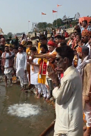 काशी में 501 लीटर दूध से मां गंगा का अभिषेक किया गया।