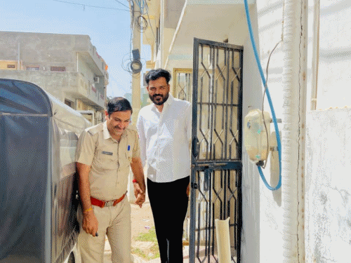 एनएसयूआई जिलाध्यक्ष की हिरासत को लेकर पुलिस अधिकारियों ने आधिकारिक जानकारी नहीं दी है।