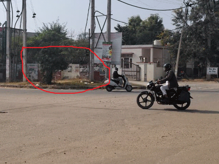 महिला थाने के बाहर वह जगह, जहां पर विस्फोटक फेंका गया और विस्फोटक सामग्री, जो पुलिस ने बरामद की।