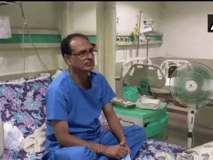 कोरोना की दूसरी लहर में शिवराज खुद संक्रमित हो गए थे। अस्पताल में भर्ती के दौरान की फोटो।