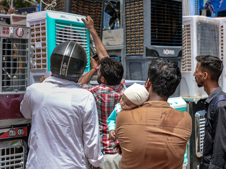 दिल्ली में पड़ रही भीषण गर्मी और लू के बीच लोग राहत पाने के लिए कमला नगर मार्केट में कूलर खरीदारी करते हुए।
