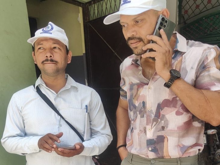 दुर्ग पुलिस के जवान दिल्ली में जनगणना अधिकारी बनकर आरोपी का पता लगा रहे थे।