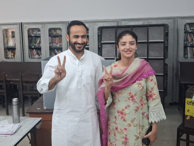 बरनाला के SD कॉलेज के पोलिंग बूथ नंबर 49 पर AAP के संगरूर से MP गुरमीत सिंह मीत हेयर ने अपनी पत्नी डॉ. गुरवीन कौर के साथ वोट डाला।