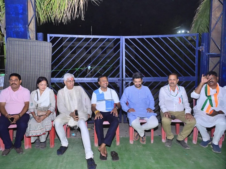 पूर्व डिप्टी सीएम टीएस सिंहदेव देर रात पहुंचे धरनास्थल।
