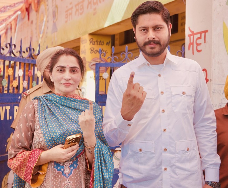 AAP के प्रदेश उपप्रधान अमनशेर सिंह शैरी कलसी ने पत्नी राजबीर कौर कलसी के साथ वार्ड नंबर 38 में मतदान किया।