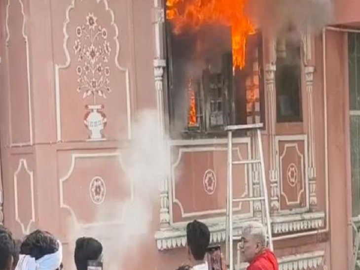 धर्मशाला की खिड़की से बाहर निकलती आग।