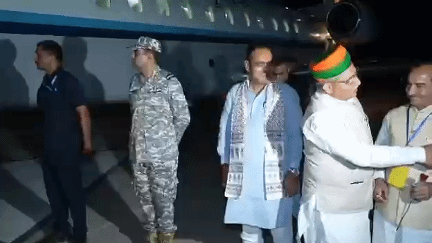 नाल एयरपोर्ट पर मुख्यमंत्री भजनलाल शर्मा, केंद्रीय कानून मंत्री अर्जुन राम मेघवाल, स्वास्थ्य मंत्री गजेंद्र सिंह खिमसर, मंत्री सुमित गोदारा, बीजेपी प्रदेश अध्यक्ष मदन राठौड़, नेता प्रतिपक्ष राजेंद्र राठौड़ और मुख्य सचिव वी. श्रीनिवास समेत कई नेता इंतजार करते दिखे.