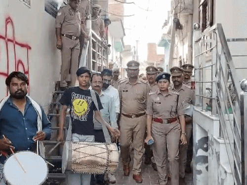Meerut Drug Dealer Ishu Property Seized | Police Seal Home ...