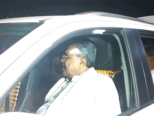 कर्नाटक के सीएम सिद्धारमैया और डिप्टी सीएम डीके शिवकुमार सोमवार रात को दिल्ली पहुंचे थे।