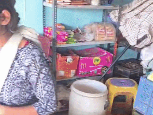 संजय की बेटियों से बात करते आसपास के लोग।