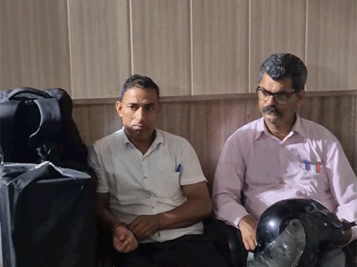 कांगड़ा की झिकली इच्छी पंचायत में हंगामे के बाद पंचायत भवन में बंद किए कर्मचारी। - Dainik Bhaskar