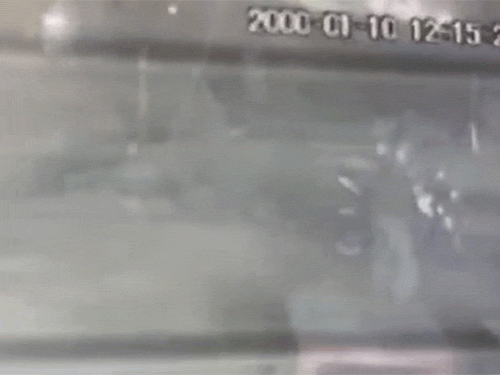 ढाबे के बाहर भी छात्रों को पीटते रहे बदमाश।