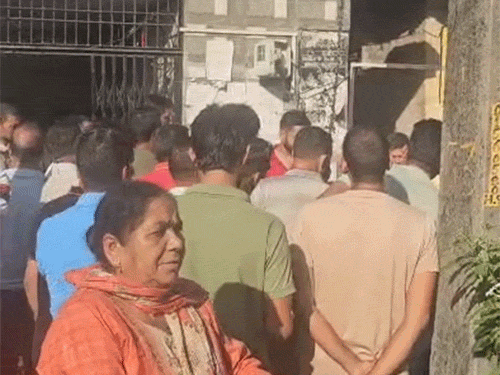 झिकनी इच्छी पंचायत के बाहर जुटी भीड़।