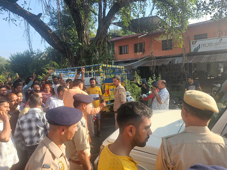 झिकनी इच्छी पंचायत में काउंटिंग से गुस्साएं लोगों ने रोकी अधिकारियों की गाड़ियां।