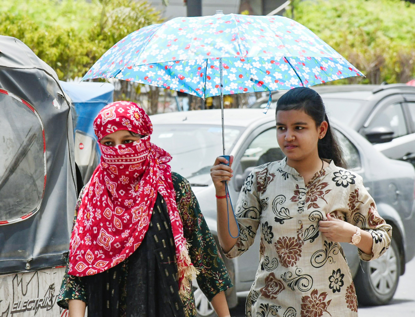 यूपी के कानुपर में महिलाओं ने धूप से बचने के लिए छाता का इस्तेमाल किया।