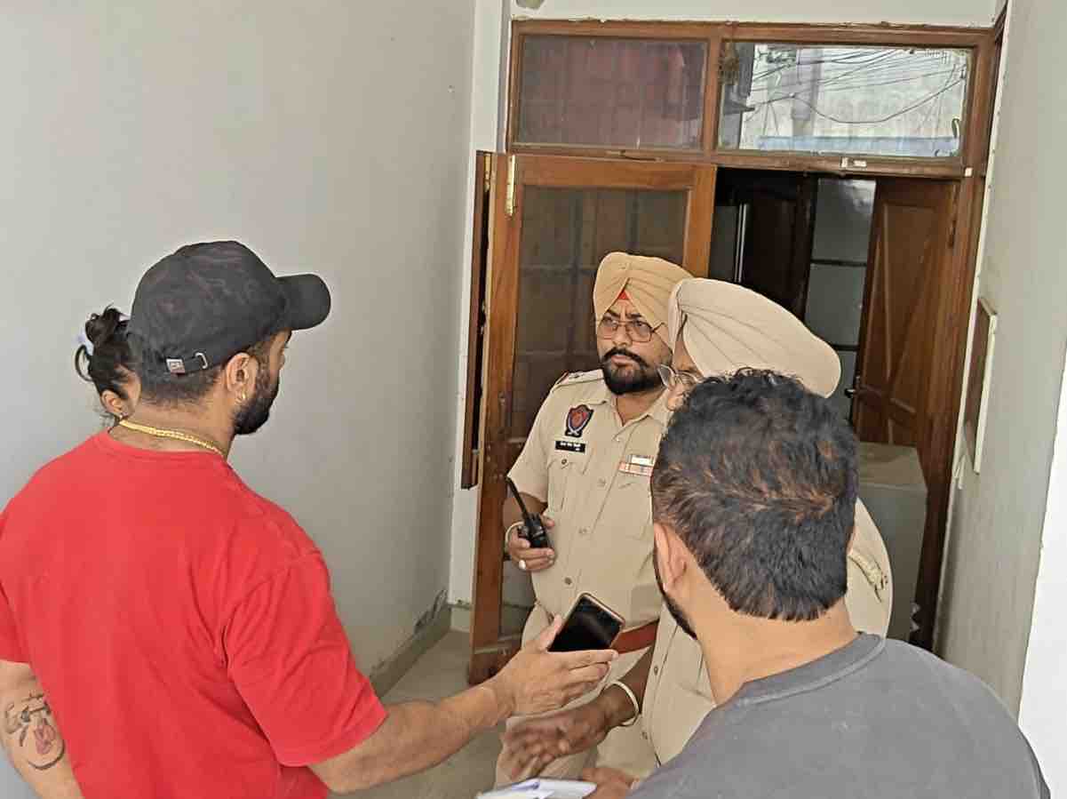 जालंधर में लड़की द्वारा हंगामा किए जाने की सूचना पर पहुंची पुलिस।