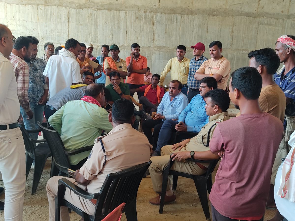 कंपनी प्रबंधन और आंदोलनकारियों के बीच विस्तृत चर्चा हुई।